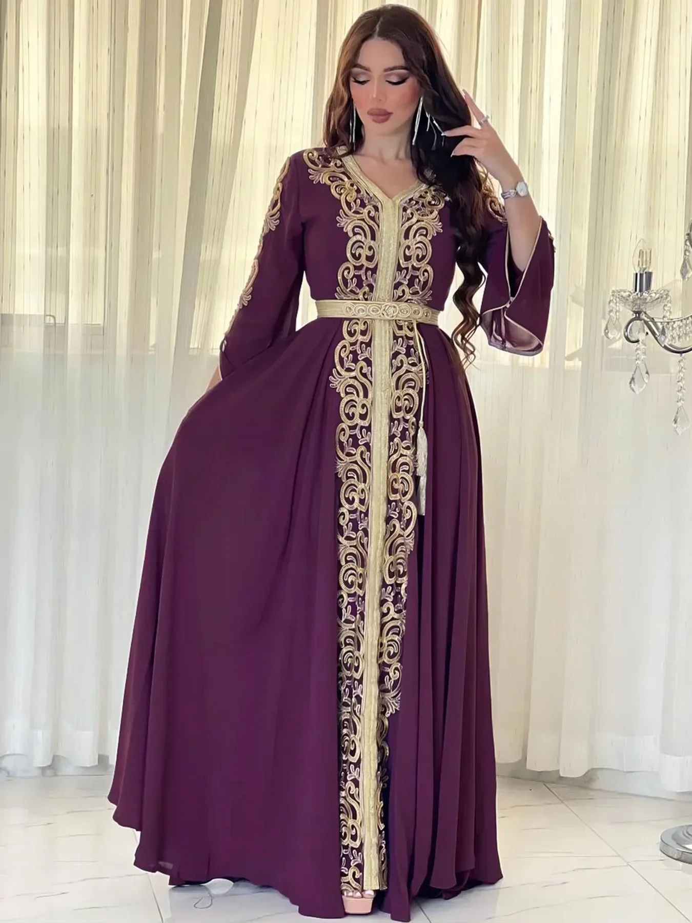 Robe de Soirée Musulmane Brodée - Abaya Marocaine, Caftan Islamique - image de produit 1