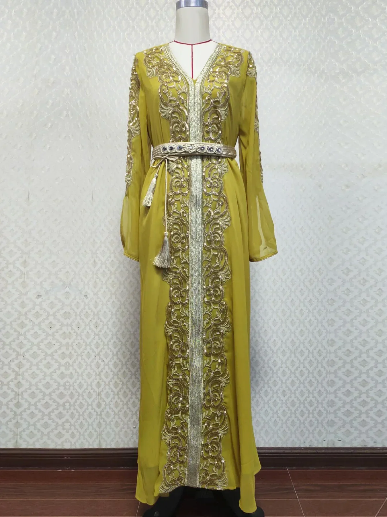 Robe de Soirée Musulmane Brodée - Abaya Marocaine, Caftan Islamique - image de produit 2